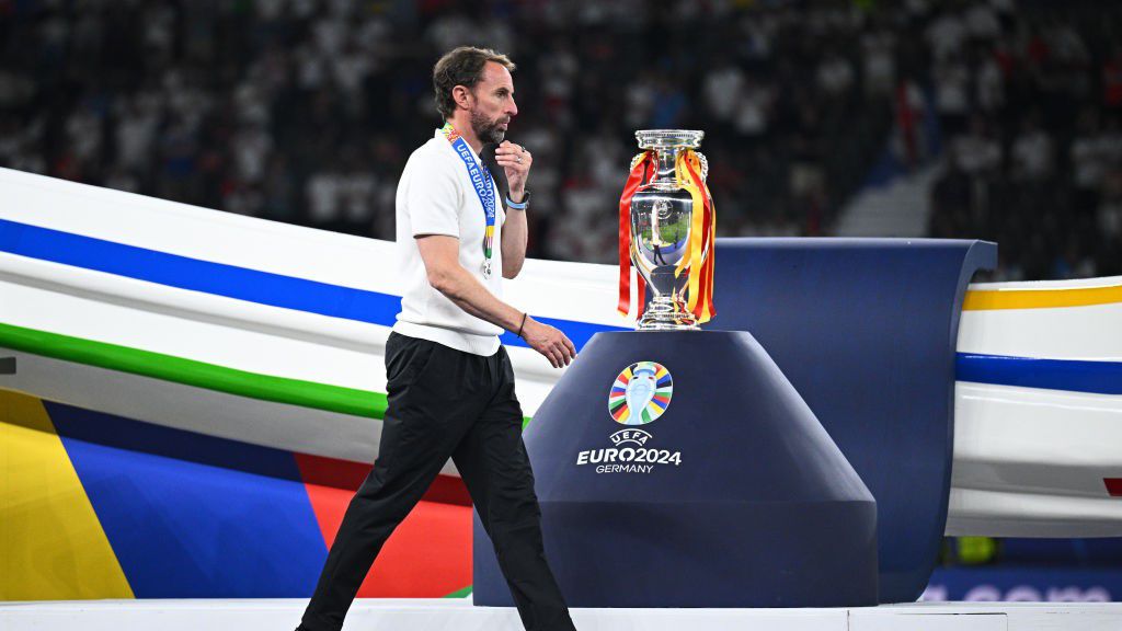 Gareth Southgate másodszor is csak elsétál az Eb-trófea előtt. (Fotó: Getty Images)