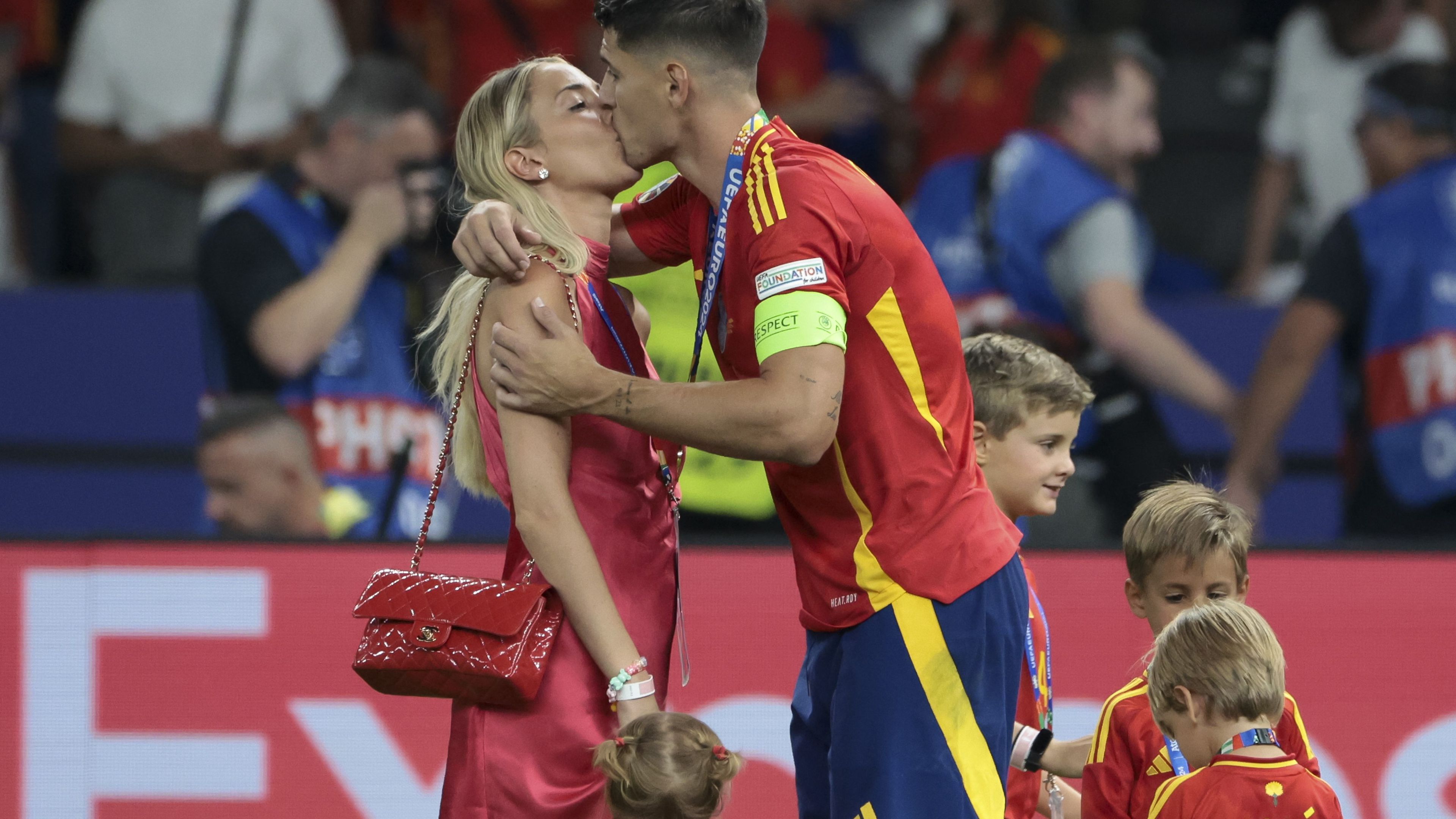 A spanyol gólvágó és felesége nem titkolta egymás iránti gyengéd érzelmeit – most nem titkolja a szakítást sem (Fotó: Getty Images)