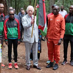 Eltávolították a kenyai olimpiai bajnokokat ábrázoló botrányos szobrokat