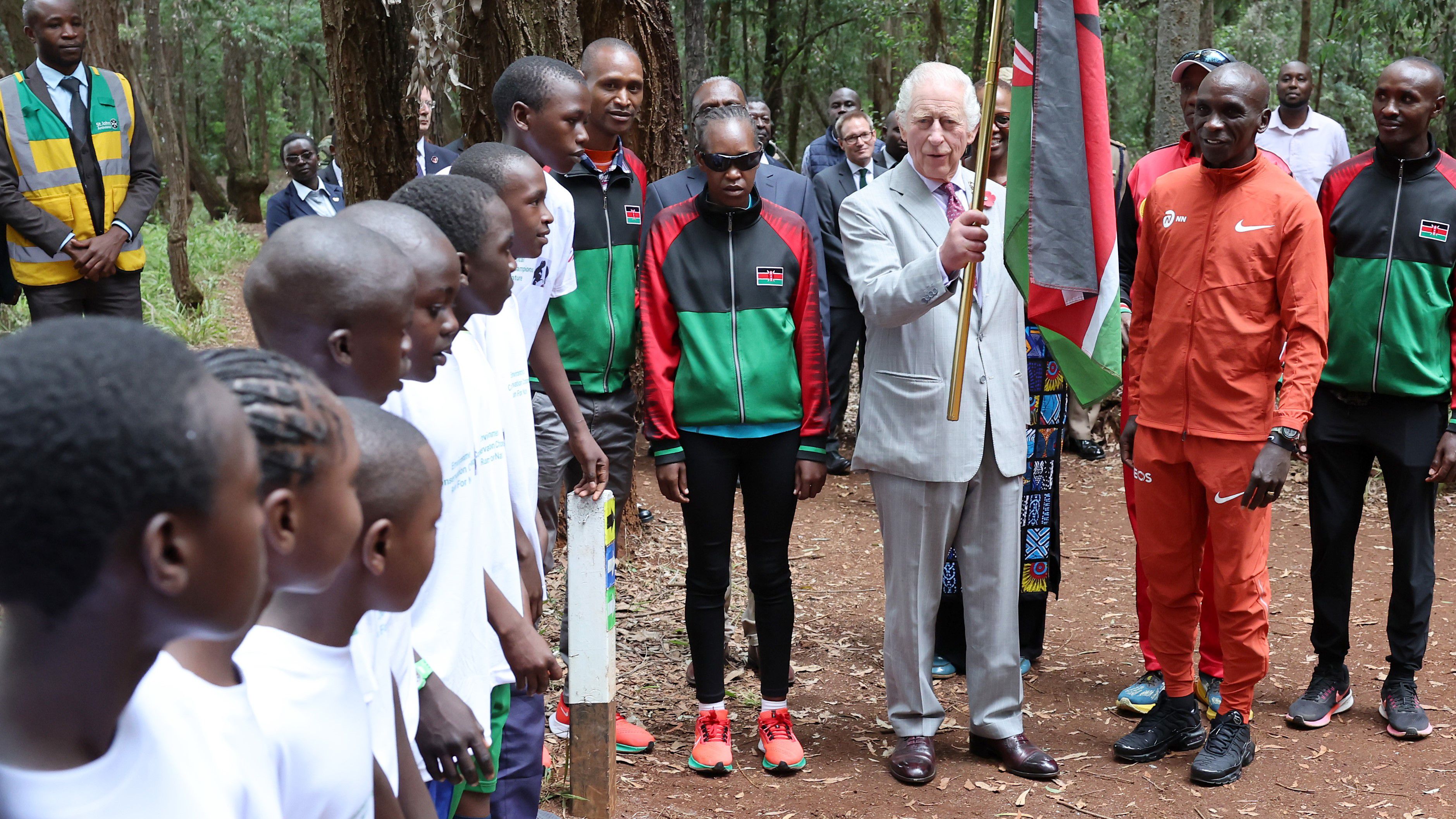 Kipchoge (narancssárgában) akkora királya a maratoni futásnak, hogy még egy igazi uralkodó, a Brit Nemzetközösség élén álló III. Károly is szívesen fotózkodik vele (Fotó: Getty Images)