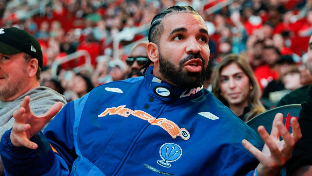 Drake beszállt a fociba, a mezeit viseli a topligás csapat