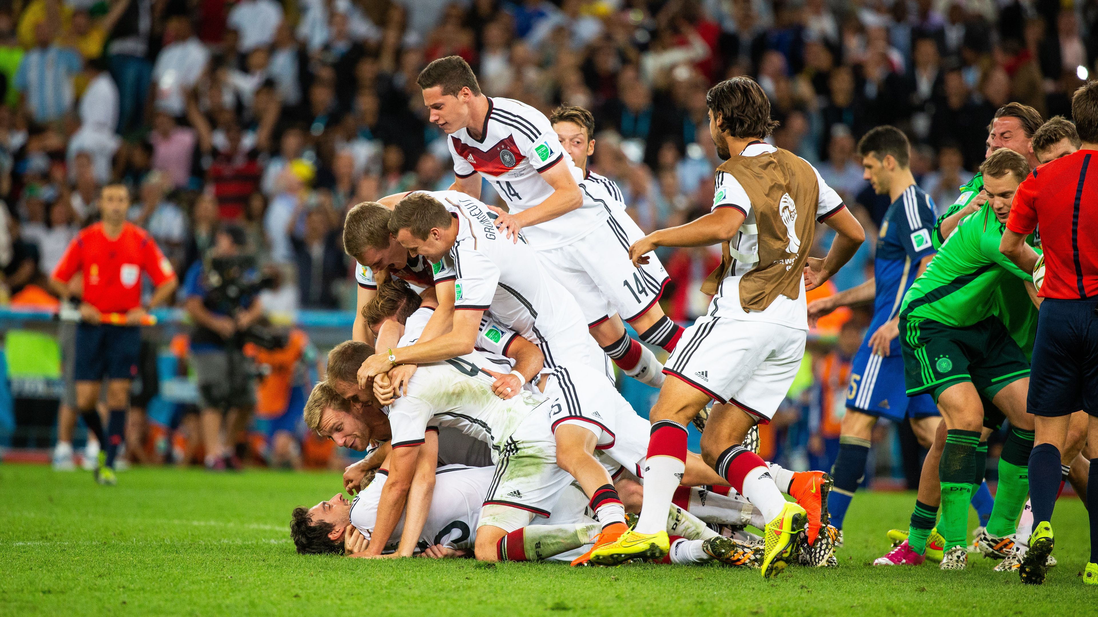 Pályája és az emberhegy csúcsán: Draxler és a németek a 2014-es vb-döntő lefújása után (Fotó: Getty Images)