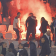 Három rendőr megsérült, elhalasztották Kecskésék meccsét