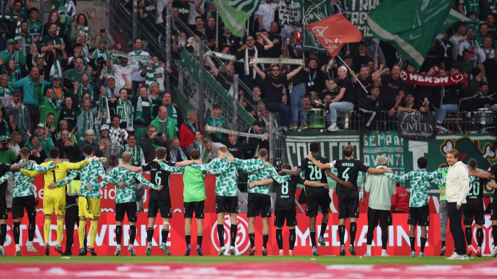 Az Augsburg otthon nyert; a Werder Bremen idegenben győzött tíz emberrel