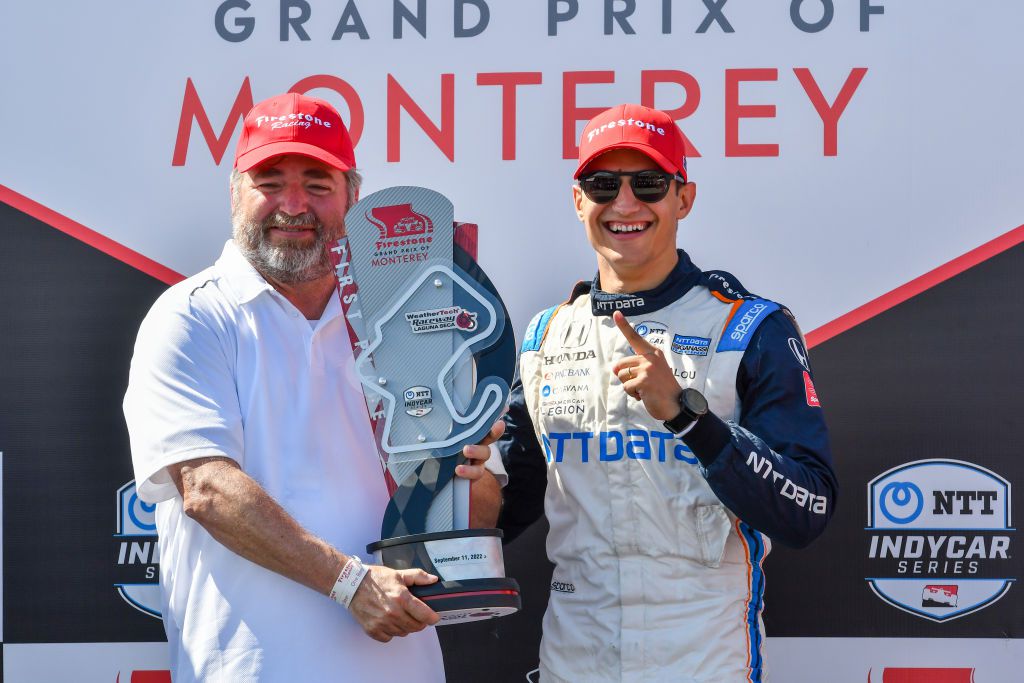 Álex Palou itt még az IndyCarban nyert trófeának örül, egy hét múlva már az Amerikai Nagydíjon köröz majd (Fotó: Getty Images)