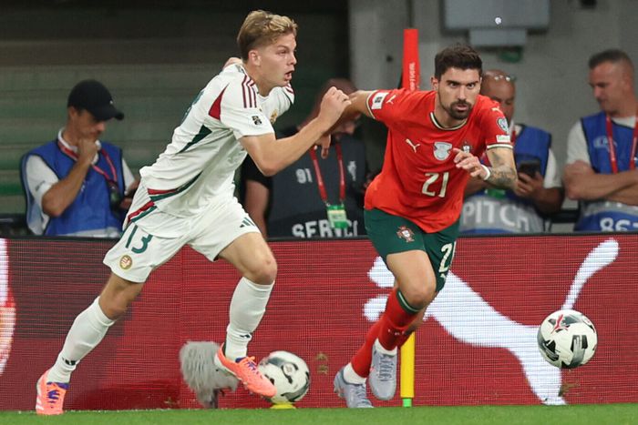 Nagy csata volt: Schäfer András és Ruben Neves harca a labdáért (Fotó: mlsz.hu)