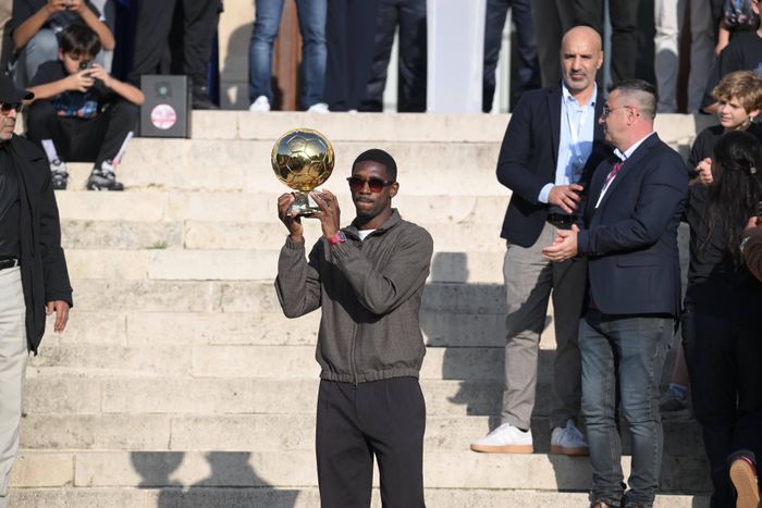 Ousmane Dembélé magasabb fizetést szeretne az aranylabda-győzelme miatt