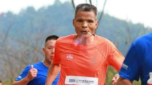 Hihetetlen: úgy futja le a maratonokat az 50 éves férfi, hogy közben végig cigizik