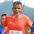 Hihetetlen: úgy futja le a maratonokat az 50 éves férfi, hogy közben végig cigizik