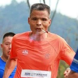 Hihetetlen: úgy futja le a maratonokat az 50 éves férfi, hogy közben végig cigizik