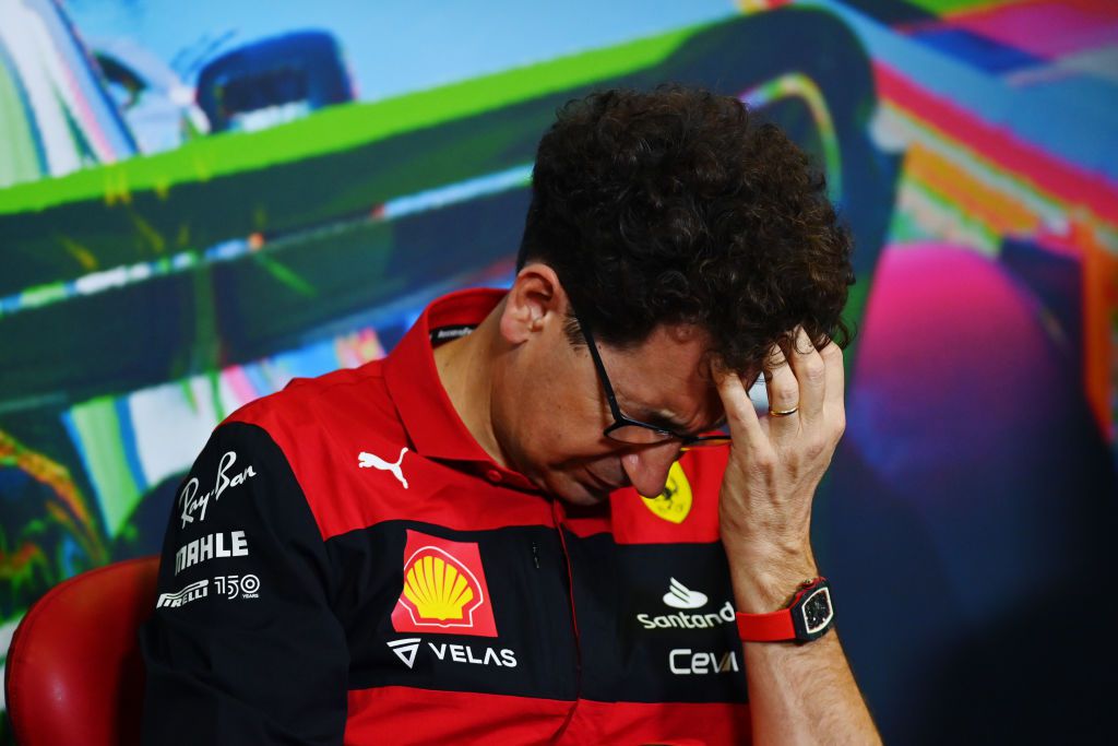 Mattia Binotto vakarhatja a fejét, a Ferrari egyre rosszabb formában.