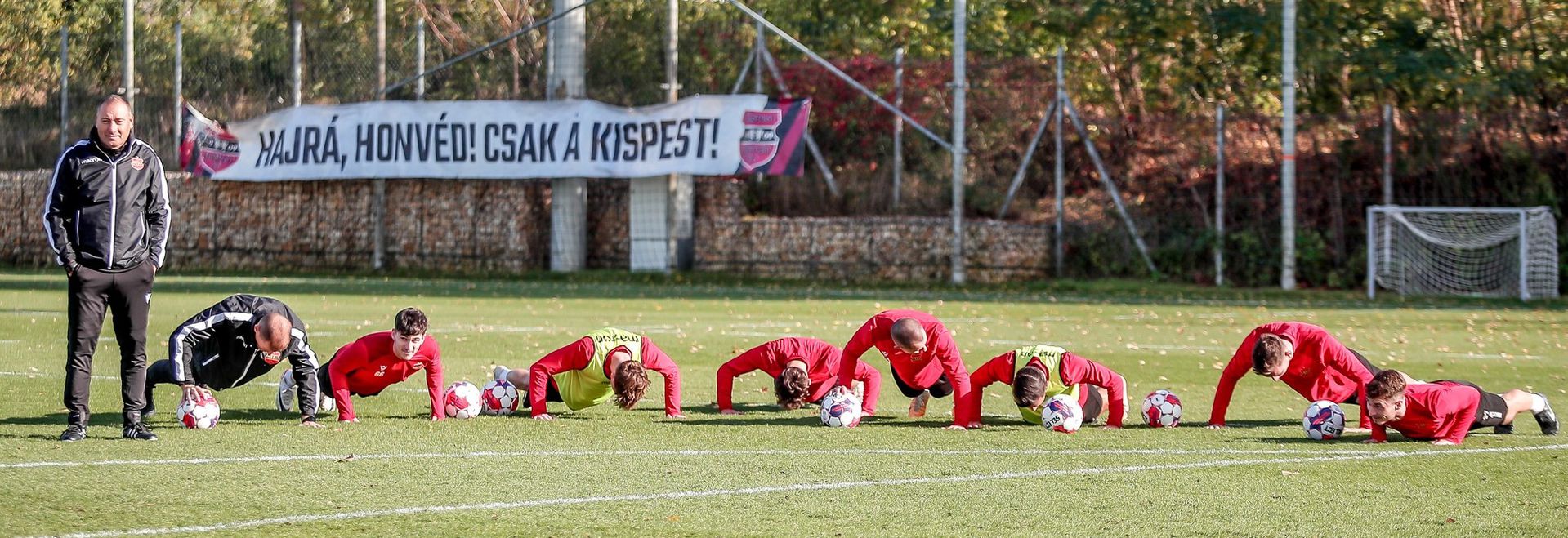 Csertői Aurél felügyelete alatt kemény munka vár a játékosokra… (Fotó: honvedfc.hu)