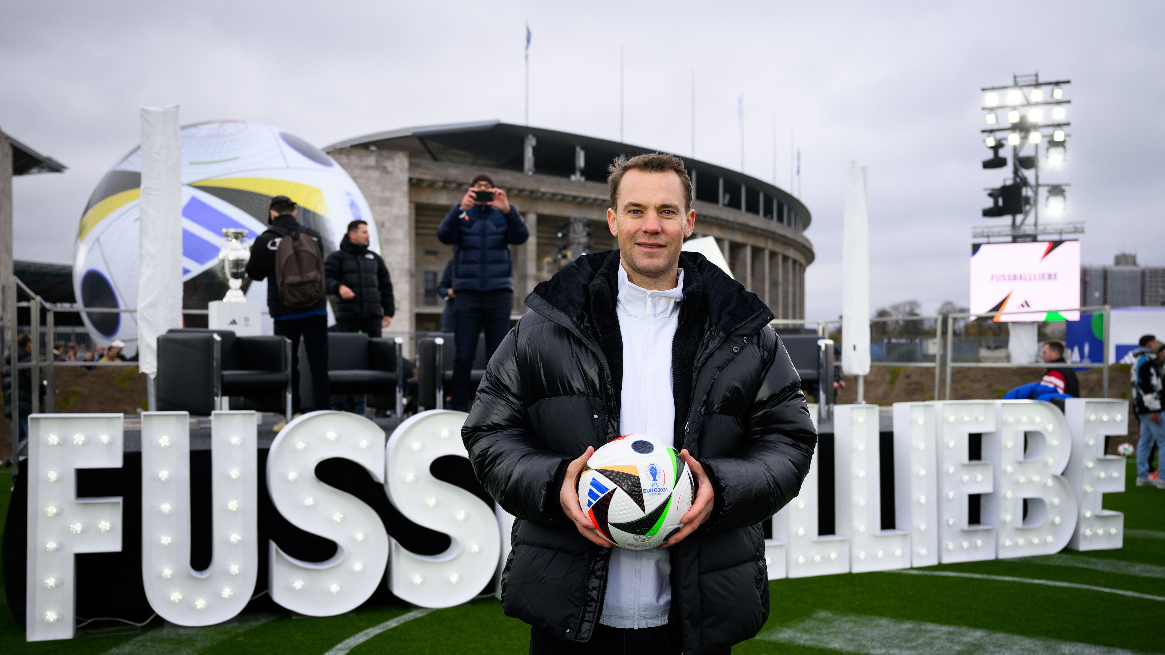 Az Adidas által gyártott labdát Berlinben prezentálta Manuel Neuer