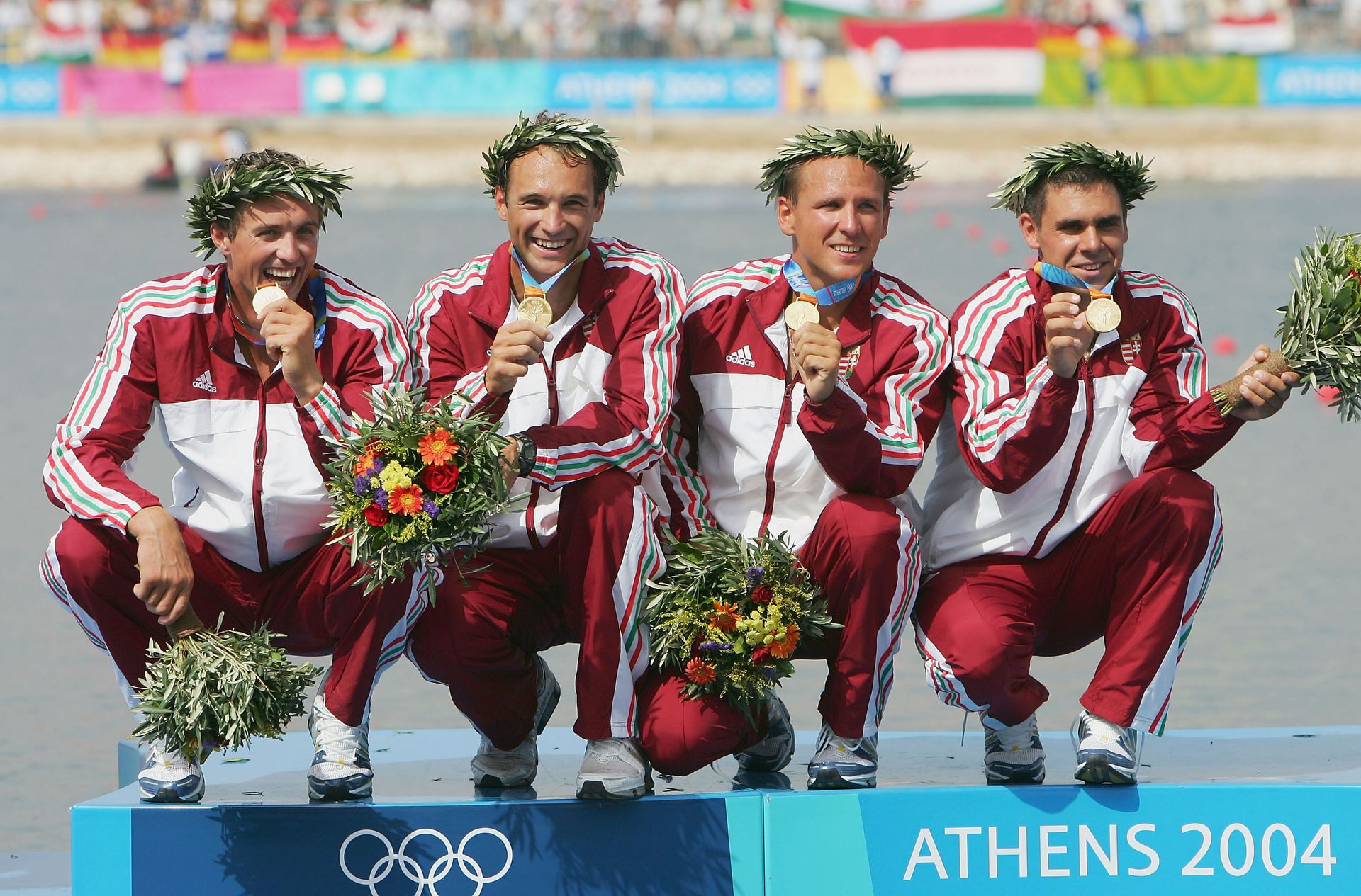 Horváth Gábor (balról), Vereckei Ákos és Storcz Botond társaságában Athénban is olimpiai aranyérmet ünnepelt a négyessel / Fotó: Getty images