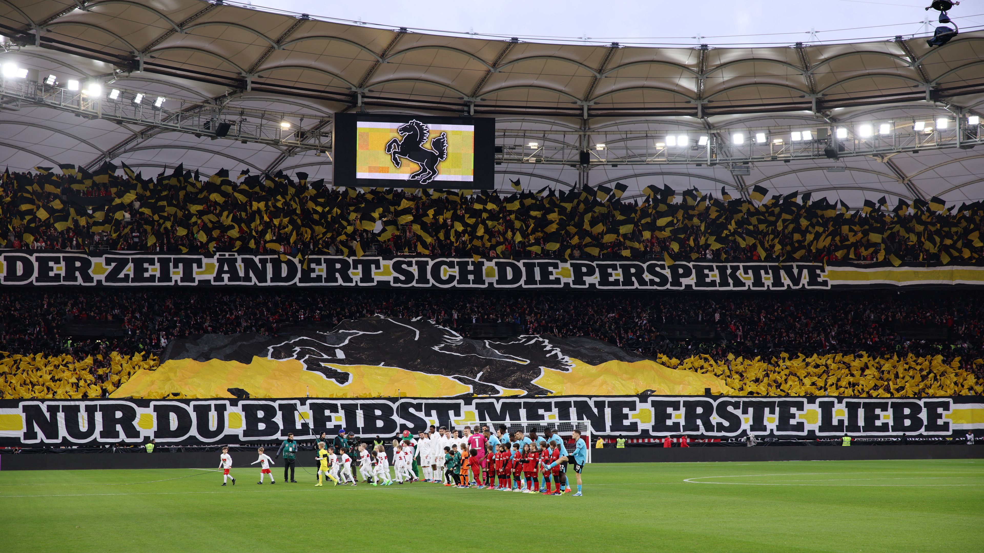 Néma csendbe borulnak a stadionok Németországban