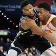 Jannisz Antetokounmpo (balra) védekezésben is remekelt az elődöntőben (Fotó: Getty Images)
