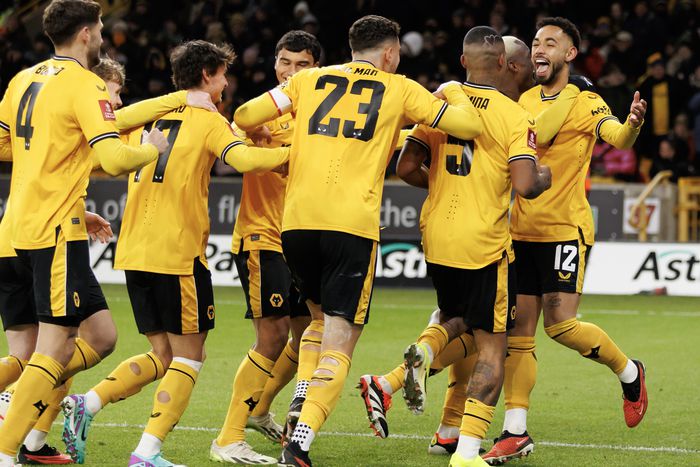 A Wolverhampton játékosai ünneplik a harmadik, továbbjutást érő gólt