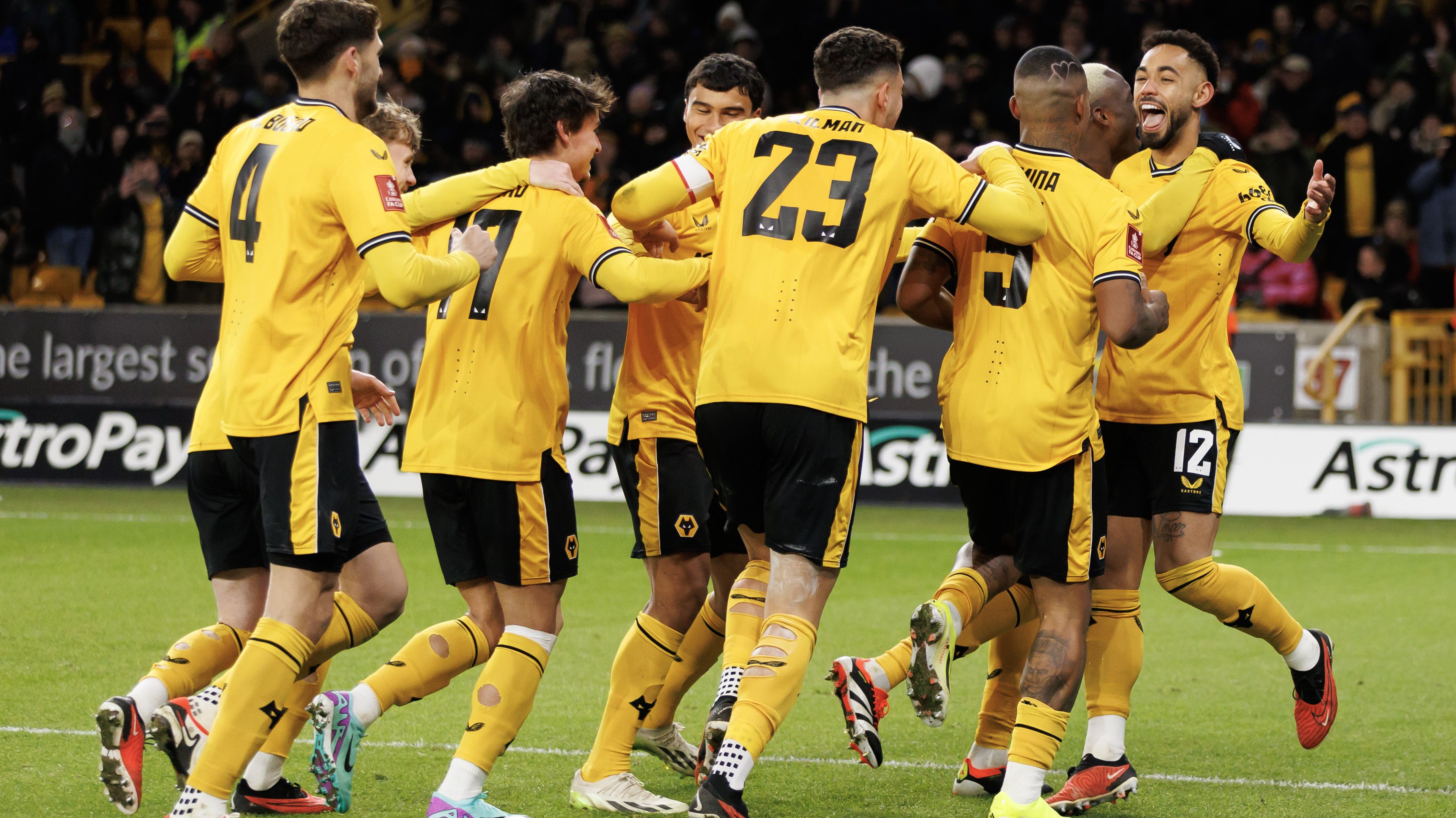 A Wolverhampton játékosai ünneplik a harmadik, továbbjutást érő gólt