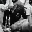 A. J. Foytot részesítik elsősegélyben az 1981-es michigani balesete után (Fotó: Getty Images)