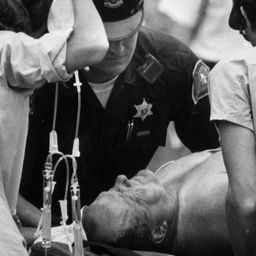 A. J. Foytot részesítik elsősegélyben az 1981-es michigani balesete után (Fotó: Getty Images)