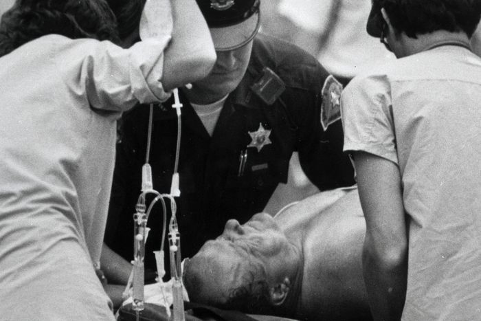 A. J. Foytot részesítik elsősegélyben az 1981-es michigani balesete után (Fotó: Getty Images)