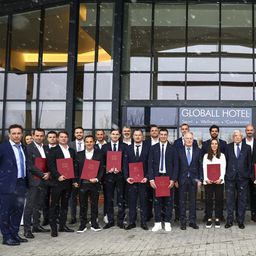 A kukába a diplomával, avagy miért az ismeretlen külföldi edző kap NB I-es kispadot?! – szomorú helyzetkép