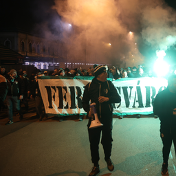 Füstfelhő – így vonulnak a Fradi-szurkolók a Puskás Arénához + videó, galéria