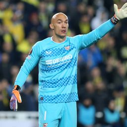 Szalai Attila csapatának szurkolói megdobálták az Újpest korábbi kapusát – videóval