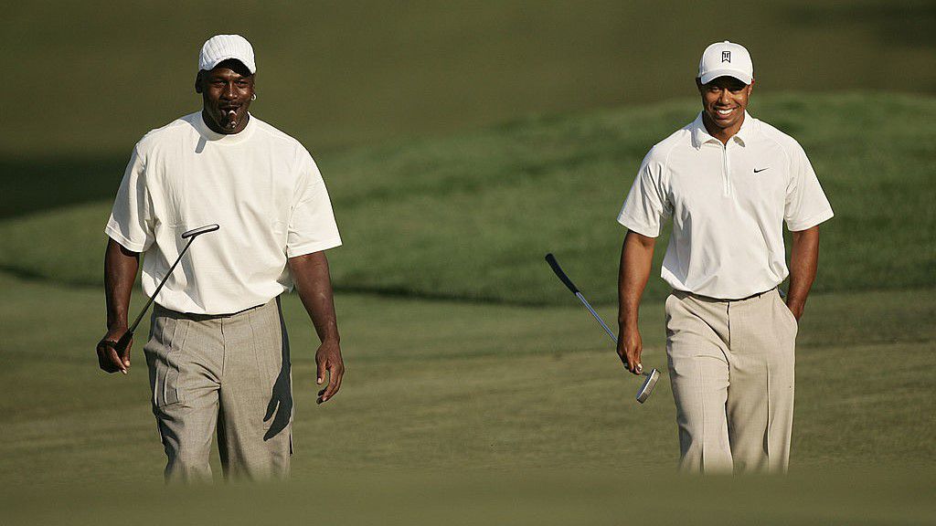 A lista első két helyezettje: a hobbigolfos Michael Jordan, és a sportág legnagyobbja, Tiger Woods egy közös, 2007-es képen (Fotó: Getty Images)