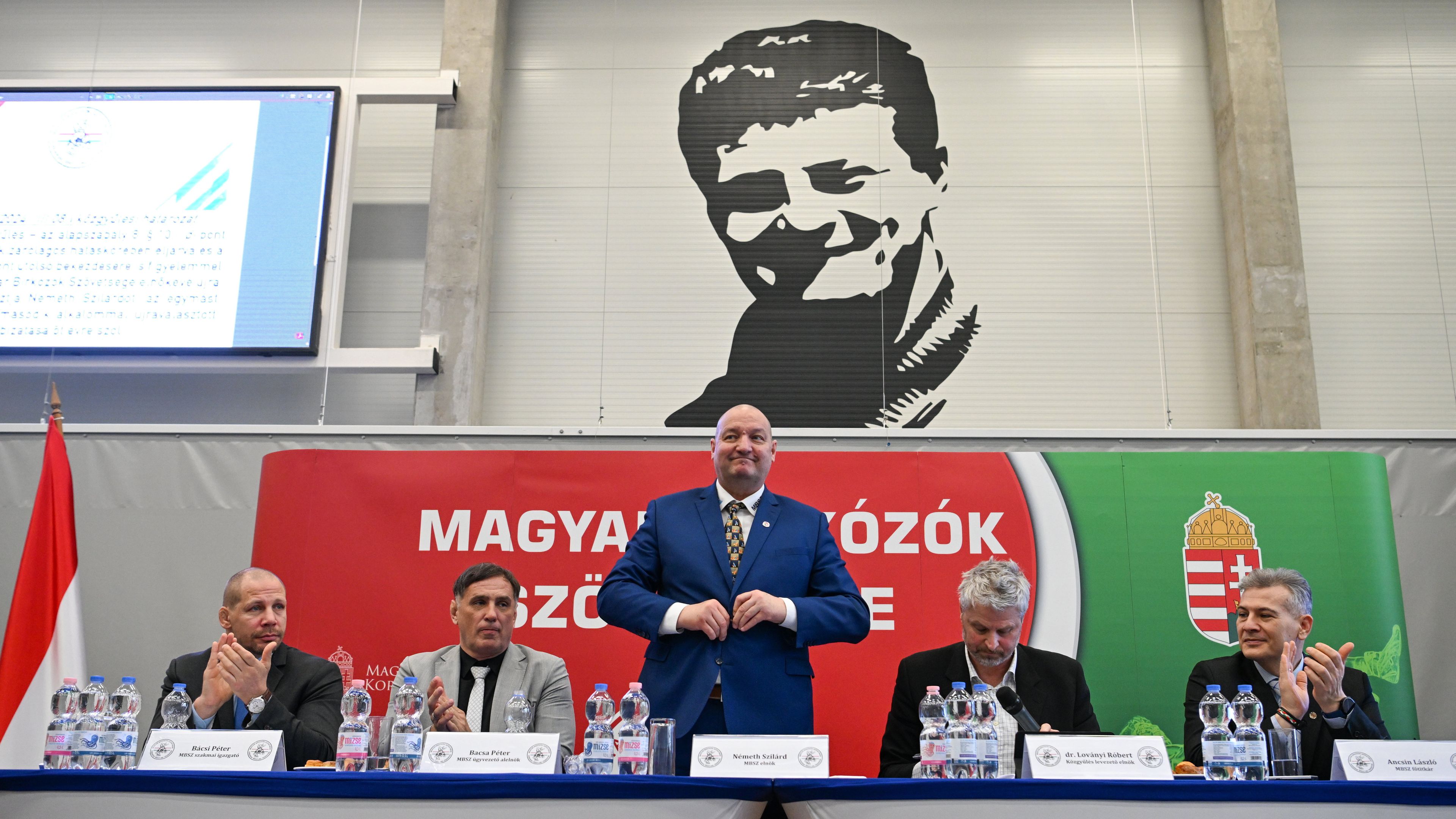 Háttérben a sportág egyik legendája, Kozma István, előtérben középen az újraválasztásától ragyogó Németh Szilárd (Fotó: MTI/Illyés Ferenc)