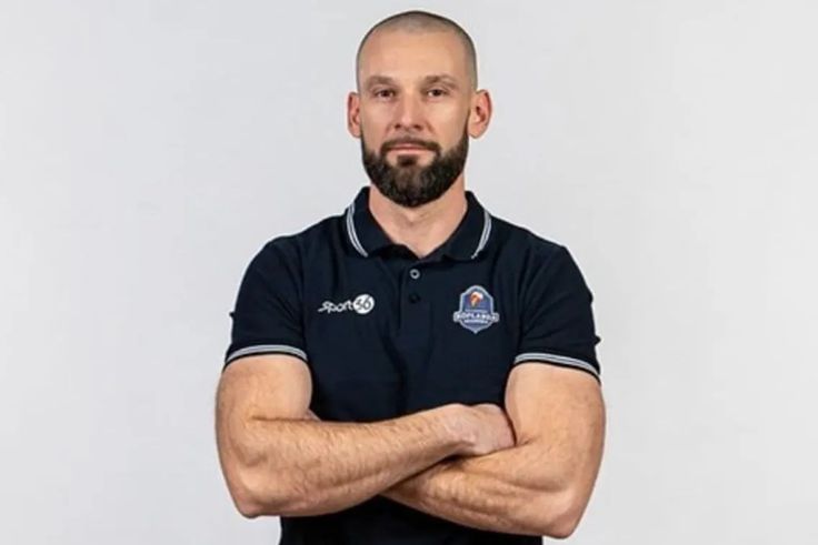 Rendőrök vitték el az élvonalbeli mérkőzés közben a magyar csapat vezetőedzőjét