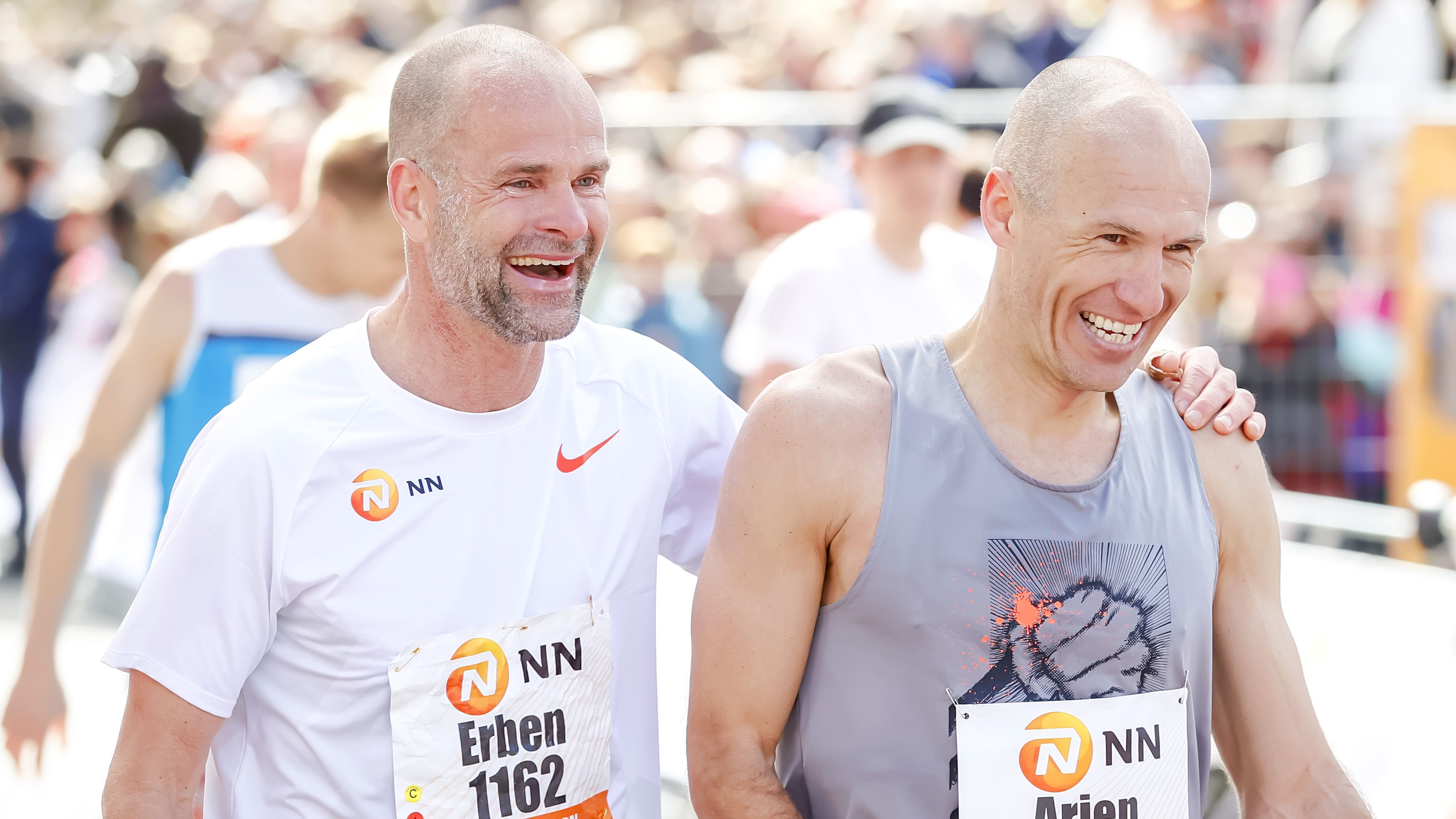 Arjen Robben (jobbra) kevesebb mint három óra alatt „végzett” a maratonival