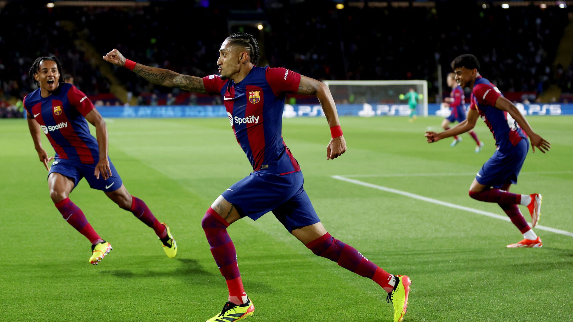 Amikor még minden szépnek tűnt a Barcelona számára: Raphinha góljával a katalánok szereztek vezetést a PSG ellen Fotó: Getty Images