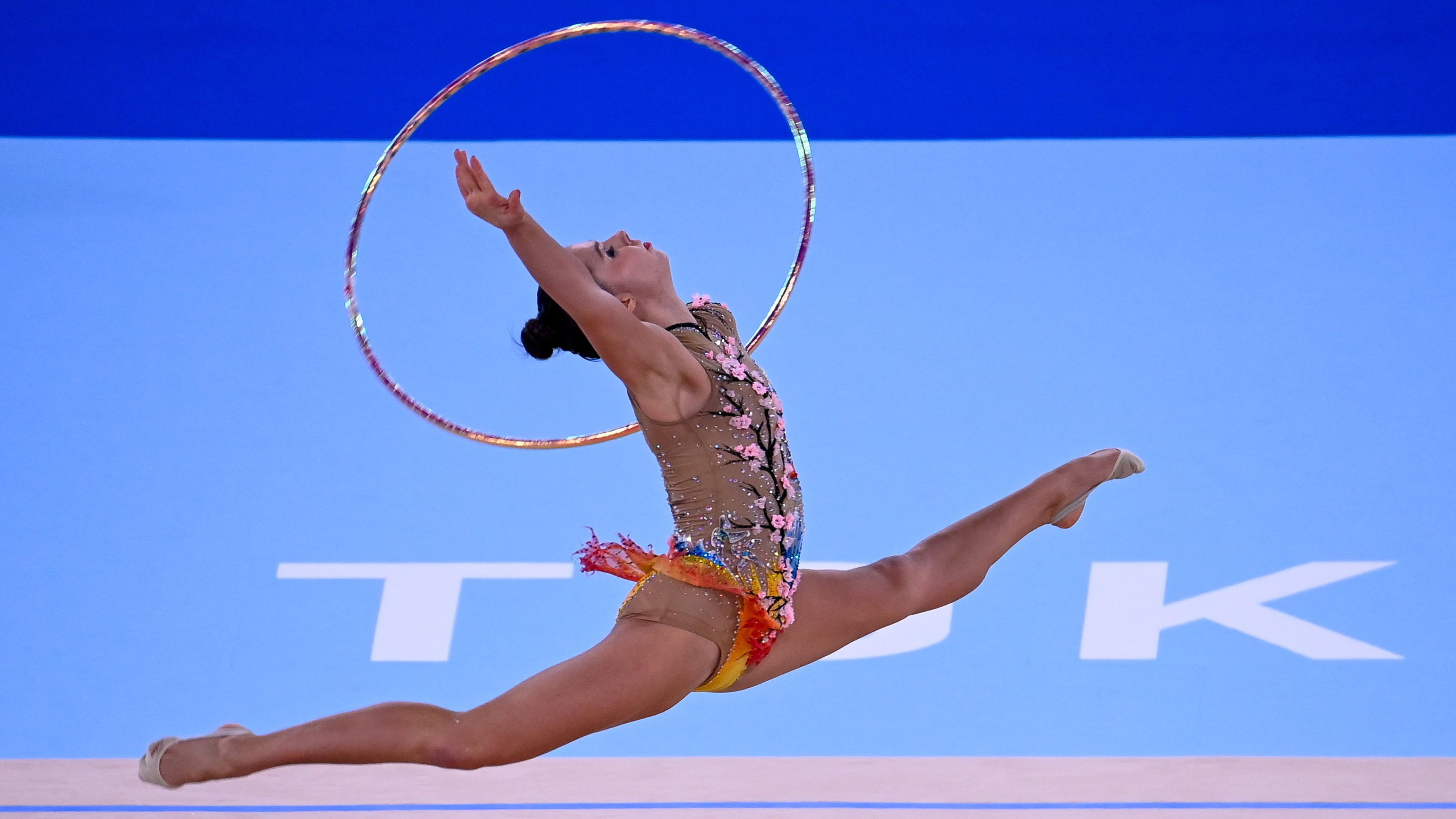 Pigniczki Fanni karikagyakorlatot mutat be a ritmikus gimnasztika verseny egyéni összetett selejtezőjében a 2020-as tokiói nyári olimpián / Fotó: MTI/Czeglédi Zsolt