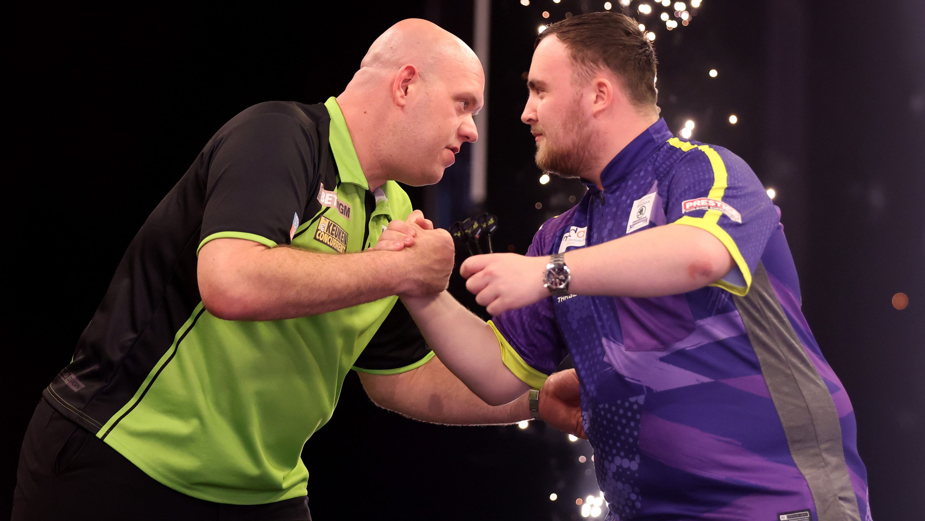 Michael van Gerwen (balra) és Luke Littler is megnyerheti még az idei sorozatot. (Fotó: Getty Images)