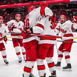 A Carolina az első főcsoportdöntős keleten az NHL-ben – videóval