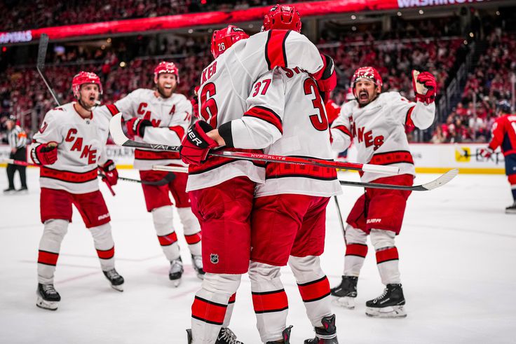 A Carolina az első főcsoportdöntős keleten az NHL-ben – videóval