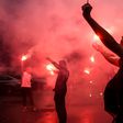 Videó: Görögtűz és vörös füst – így várták a montenegrói drukkerek a válogatott buszát