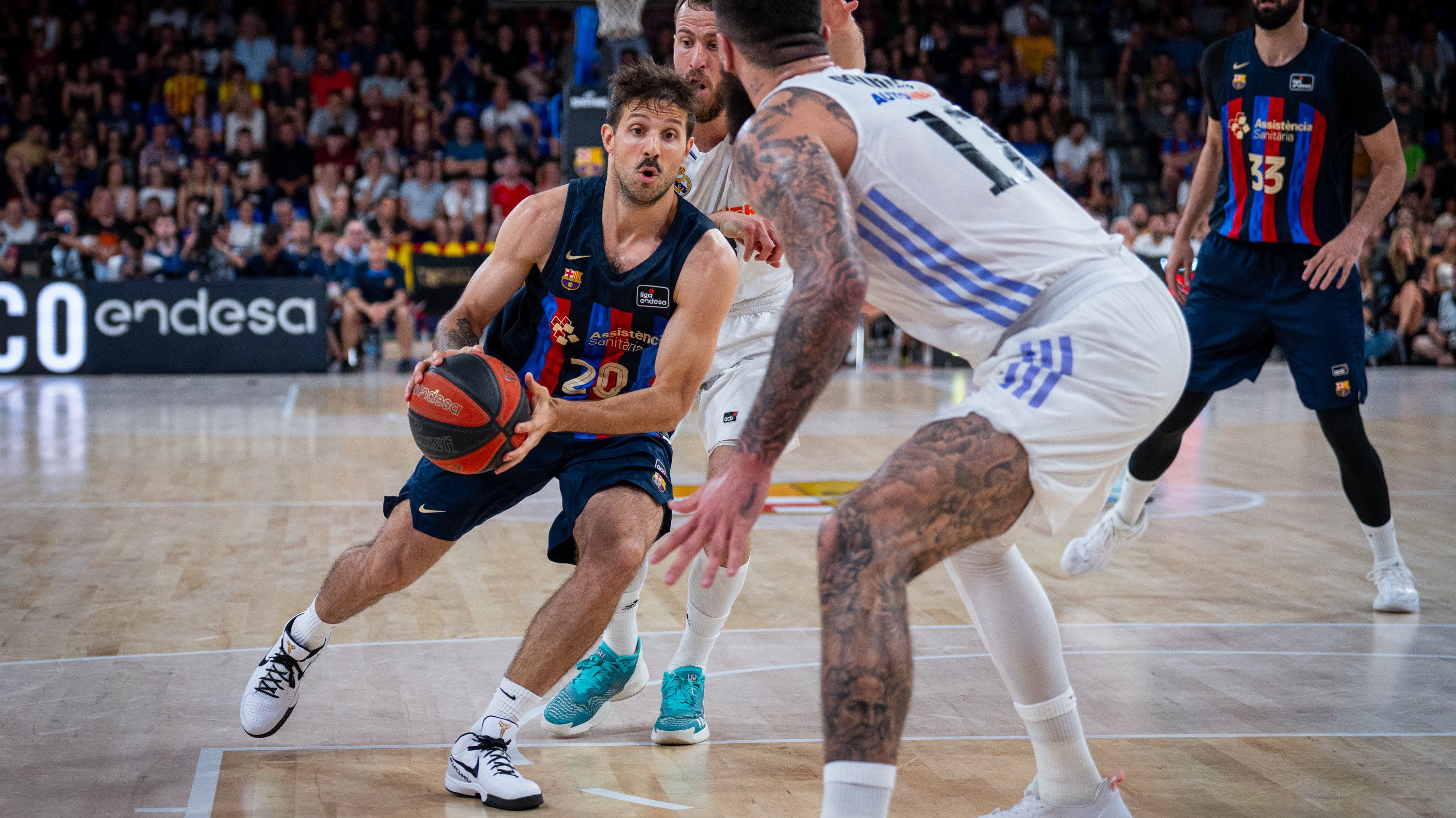 A 19 pontig jutó Nicolás Laprovíttola (a labdával) vezérletével a Barca megnyerte a bajnoki döntő első meccsét (Fotó: Twitter/Barca Basket)