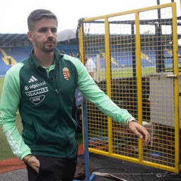 Kerkezék bejárták a stadiont; a montenegrói szurkolók görögtűzeket gyújtottak – galéria