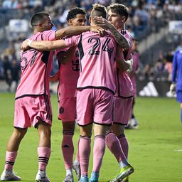 Megszakadt Sallói 69 meccses sorozata; Messi csapata kilenc emberrel a 94. percben fordított
