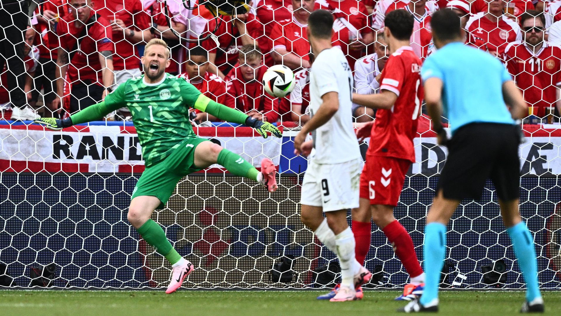 Kasper Schmeichel már érzi, hogy a megpattanó labdát nem képes hárítani. (Fotó: Getty Images)