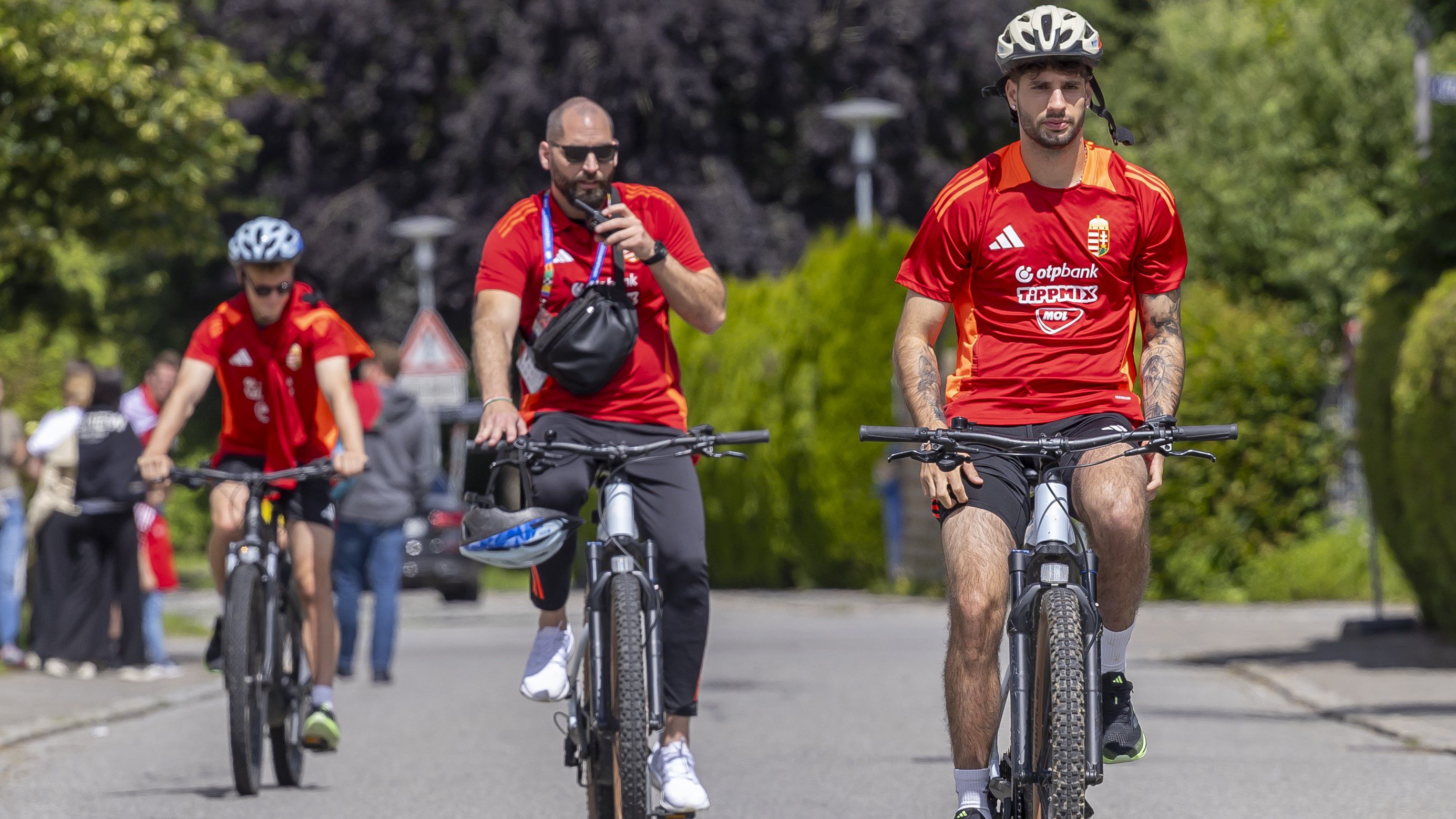 Néhány magyar játékos (köztük a csapatkapitány, Szoboszlai Dominik) biciklivel érkezett a vasárnap délelőtti edzésre Fotó: Czerkl Gábor