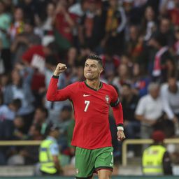 Így kérnek aláírást Cristiano Ronaldótól a legnagyobb fanatikusok az Eb-n