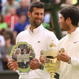 Novak Djokovics és Carlos Alcaraz a díjátadó közben