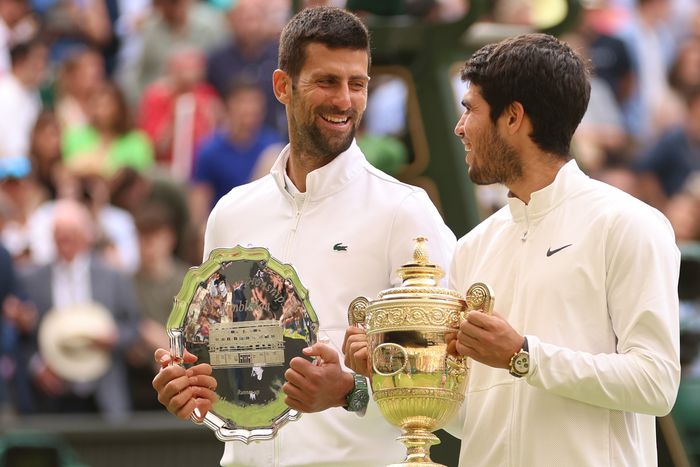 Novak Djokovics és Carlos Alcaraz a díjátadó közben