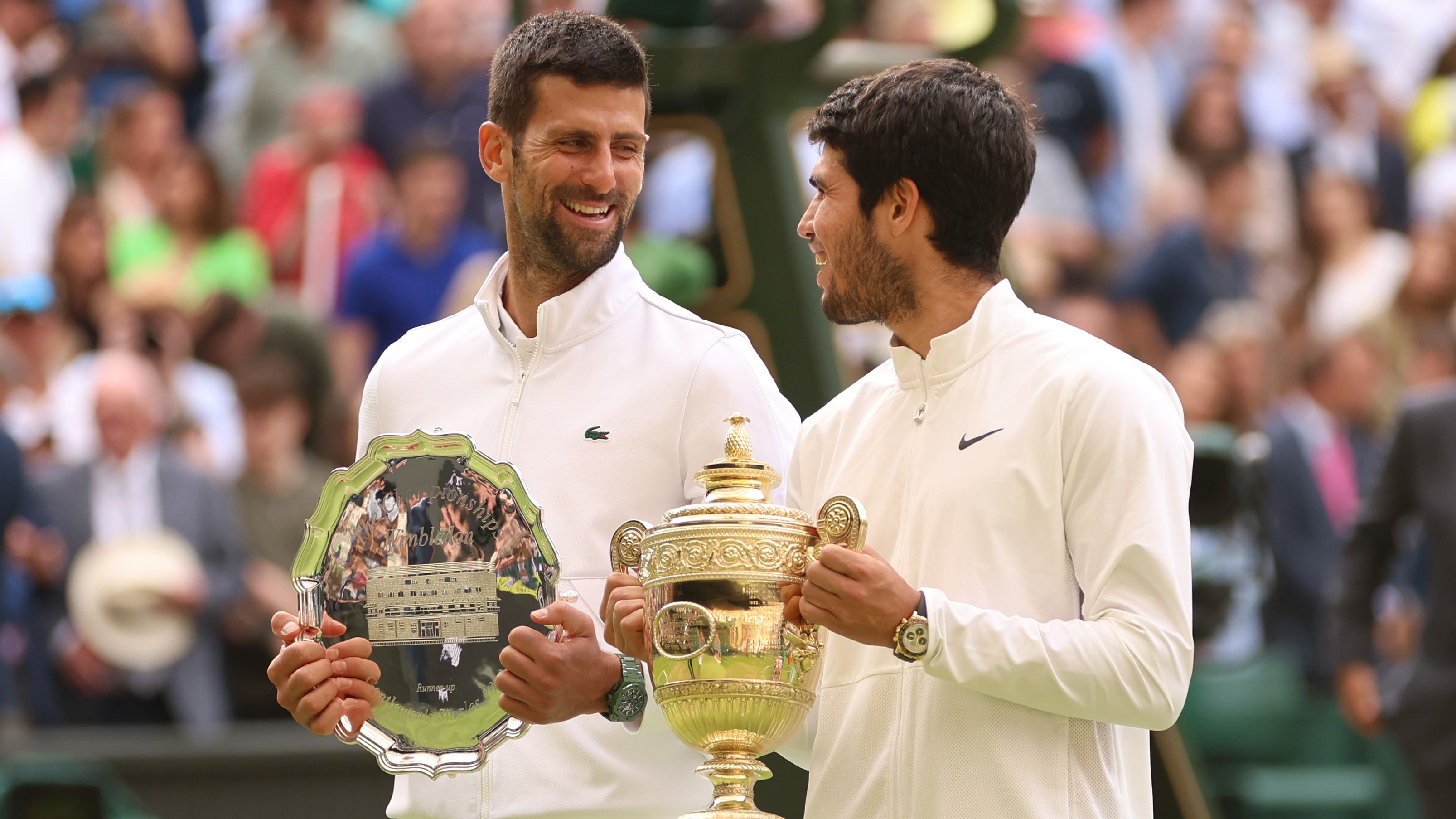 Novak Djokovics és Carlos Alcaraz a díjátadó közben