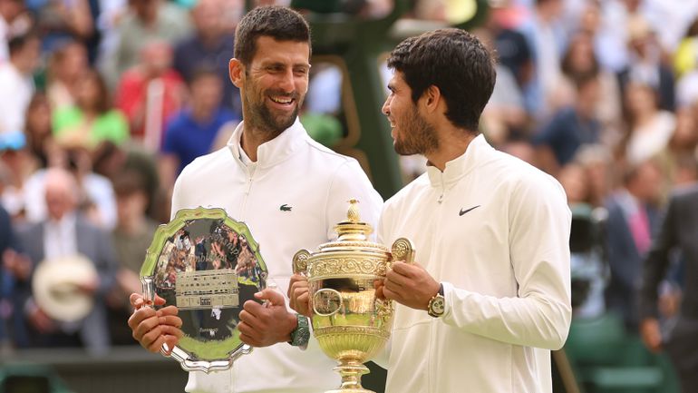 Novak Djokovics és Carlos Alcaraz a díjátadó közben