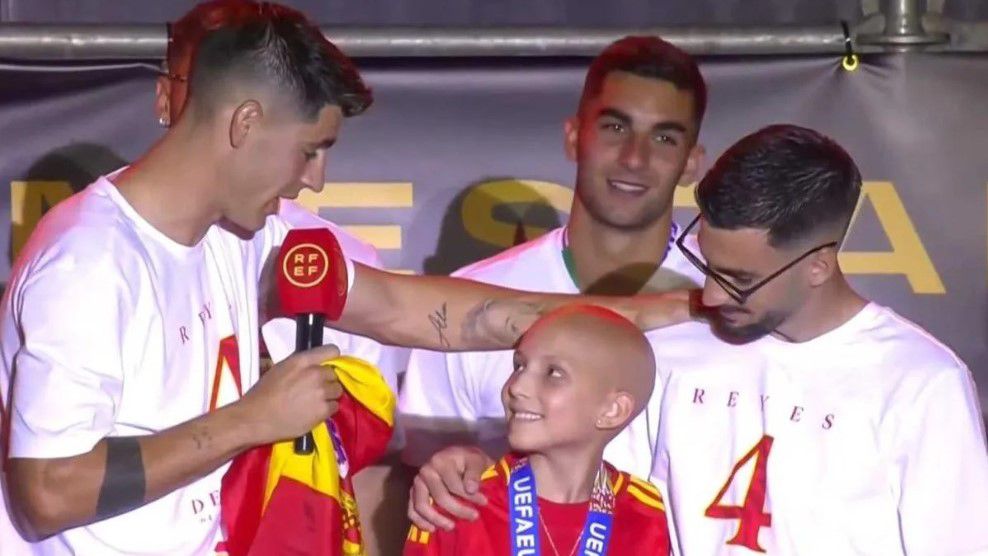 Szívszorító! Az Európa-bajnok csapatkapitány az ünneplés közben sem feledkezett meg a rák ellen harcoló kislányról