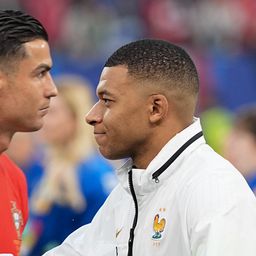 Mbappé Ronaldót utánozta, a Real Madrid címerét is megcsókolta a bemutatásán